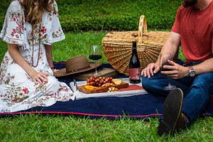 Para zakochanych na pikniku