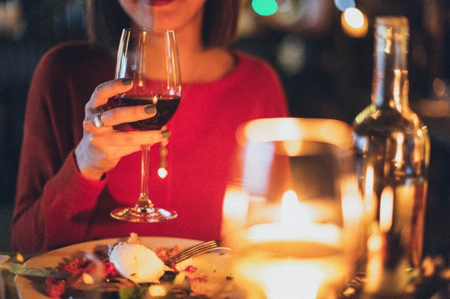 Kobieta w restauracji pijąca wino