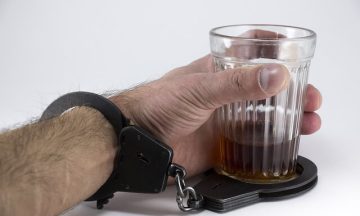 Jak sobie radzić z mężem alkoholikiem? Do kogo się zgłosić po pomoc?