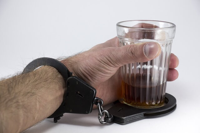 Jak sobie radzić z mężem alkoholikiem? Do kogo się zgłosić po pomoc?