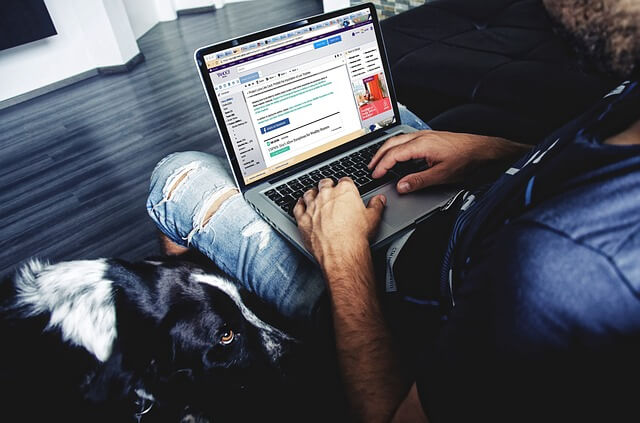 Mężczyzna szuka dziewczyny w internecie na laptopie