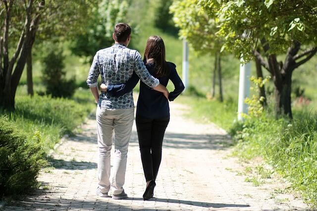 Para na spacerze w parku na randce