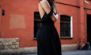 Jakie sukienki na randkę pobudzają zmysły?